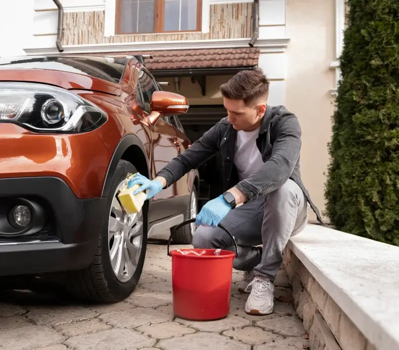Lavage auto à domicile Glaine-Montaigut : professionnel intervenant sur un véhicule